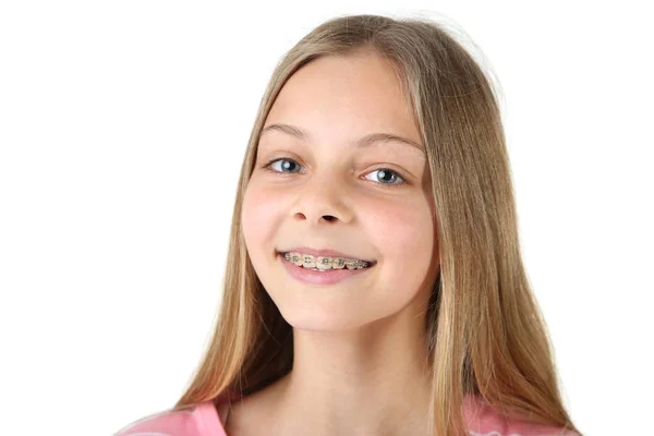 Młoda Dziewczyna Uśmiechający Się Aparatów Zęby Białym Tle — Zdjęcie stockowe