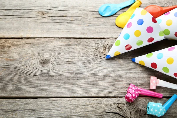 Tappi Carta Compleanno Con Ventilatori Palloncini Tavolo Legno — Foto Stock