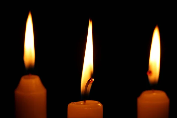 Nahaufnahme Brennender Kerzen Auf Schwarzem Hintergrund — Stockfoto
