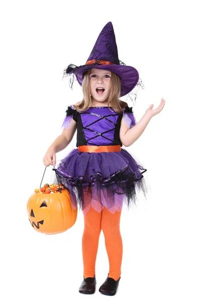 Giovane Ragazza Costume Halloween Con Secchio Zucca Sfondo Bianco — Foto Stock