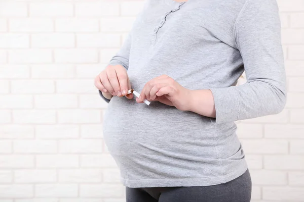 Mujer Embarazada Con Cigarrillo Fondo Pared Ladrillo —  Fotos de Stock