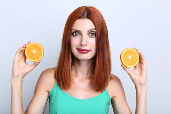 Mulher Ruiva Bonita Com Frutas Laranja Fundo Cinza — Fotografia de Stock