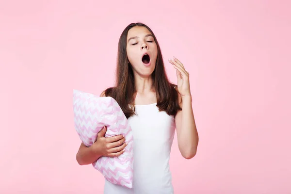 Gähnende Mädchen Mit Kissen Auf Rosa Hintergrund — Stockfoto