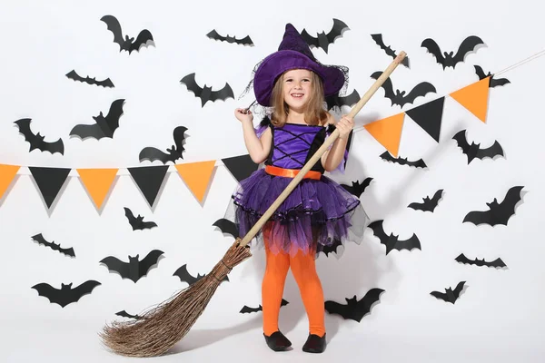 Mladá Dívka Halloween Kostýmu Koštětem Bílém Pozadí — Stock fotografie