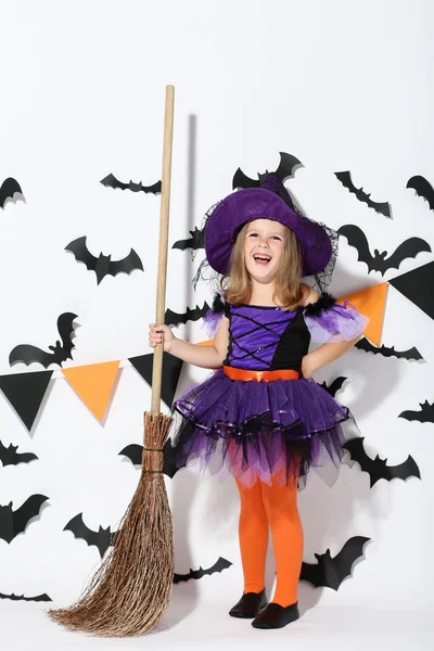 Jong Meisje Halloween Kostuum Met Bezem Witte Achtergrond — Stockfoto
