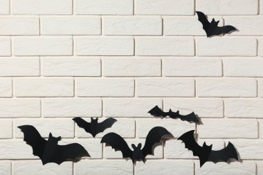 Arka plan Halloween Kağıt yarasalar üzerinde beyaz tuğla duvar