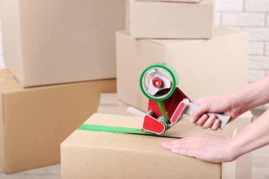 Dağıtıcı ile karton kutu ambalaj erkek eller