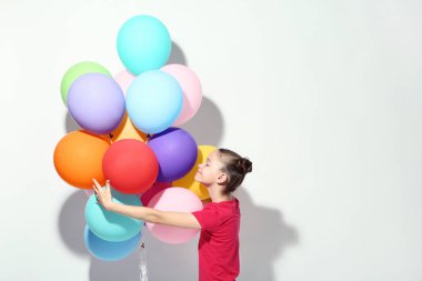Güzel genç kız beyaz arka plan üzerinde renkli balonlar ile