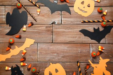 Cadılar Bayramı şeker kahverengi ahşap masa üzerinde kağıt süslemeleri ile