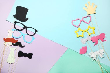 Parti renkli arka plan üzerinde kağıt booth aksesuarlar