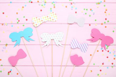 Parti pembe ahşap zemin üzerine kağıt booth aksesuarlar
