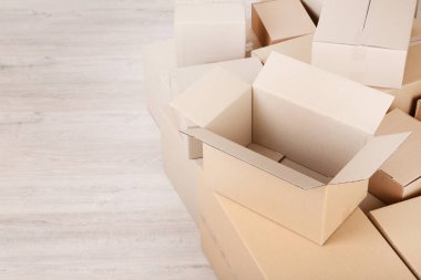 katta yığın boş karton kutular