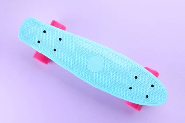 mor arka plan mavi ve pembe kuruş tahtada Close-up