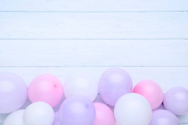 Beyaz ahşap arka plan üzerinde renkli balonlar
