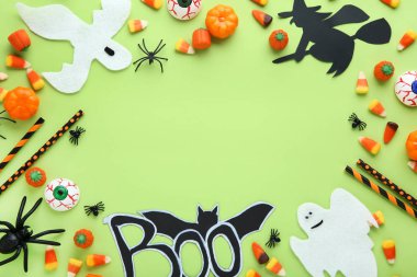 Yeşil zemin üzerine süslemeleri ile Cadılar Bayramı şekerleri