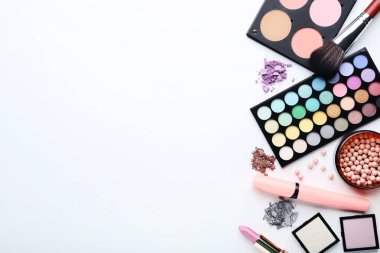 Beyaz arka planda farklı makyaj ürünleri