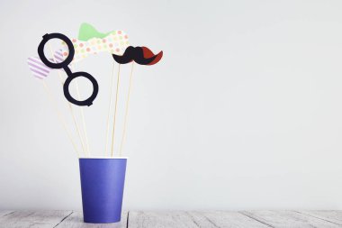 Parti Kupası gri arka plan üzerinde kağıt booth aksesuarlar