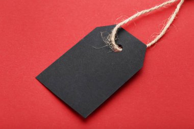 Kırmızı bir arka plan üzerinde siyah Satılık etiketi