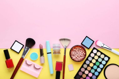 renkli arka plan üzerinde makyaj kozmetik ürün yelpazesine