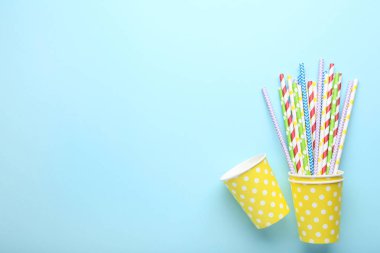 Sarı kağıt bardak mavi zemin üzerine payet ile