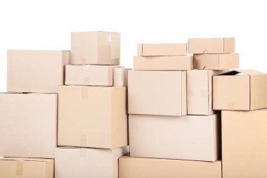 yakın çekim beyaz zemin üzerine yığılmış karton kutu