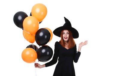 Redhaired kadın içinde halloween kılık ile ayakta beyaz arka plan üzerinde balonlar.