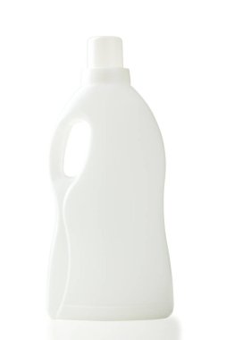 Beyaz arka plan üzerinde izole deterjan ile şişe