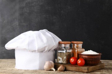Sebze ve ahşap masa üzerinde kavanoz içinde baharatlar ile Chef şapka