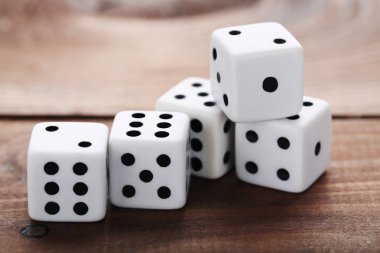 Beyaz kahverengi ahşap masaya dices