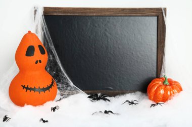 Turuncu halloween pumpkins siyah çerçeve ve örümcekler