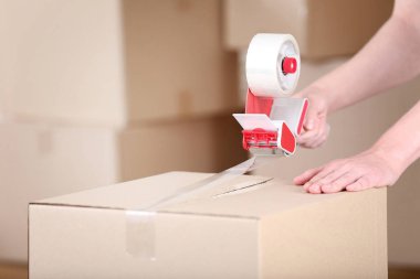 Dağıtıcı ile karton kutu ambalaj erkek eller