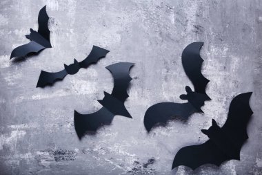 Gri arkaplanda Cadılar Bayramı kağıt yarasaları