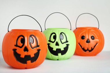 Gri arka plan üzerinde renkli Cadılar Bayramı kovalar