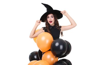 Genç kadın beyaz arka plan üzerinde izole balonlu halloween kılık