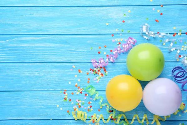 Ballons Colorés Avec Confettis Sur Table Bois Bleu — Photo