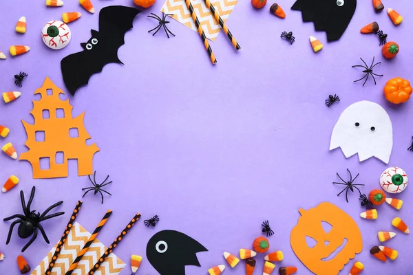 Caramelos Halloween Con Decoraciones Papel Sobre Fondo Morado —  Fotos de Stock