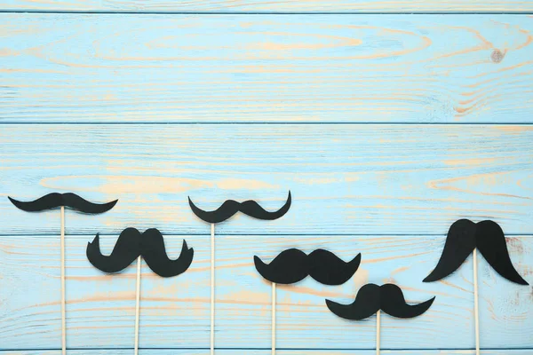 Bigote Papel Negro Palos Sobre Fondo Madera Azul —  Fotos de Stock