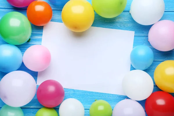 Palloncini Colorati Con Foglio Carta Bianca Tavolo Legno — Foto Stock