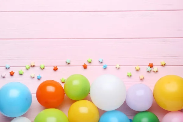 Balões Coloridos Com Estrelas Papel Sobre Fundo Madeira Rosa — Fotografia de Stock