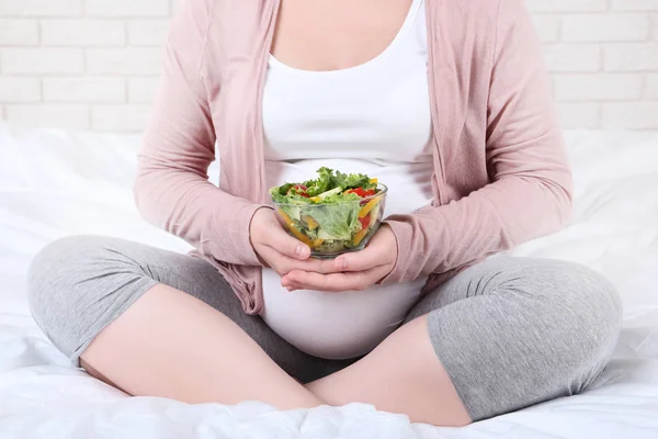 Femme Enceinte Avec Salade Dans Bol Assis Sur Lit — Photo