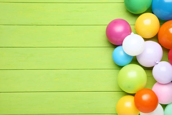 Yeşil Ahşap Arka Plan Üzerinde Renkli Balonlar — Stok fotoğraf