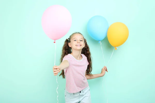 Мила Молода Дівчина Кольоровими Кульками Ятному Фоні — стокове фото