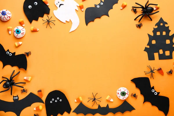 Halloween Cukorkát Papír Díszek Narancssárga Háttér — Stock Fotó