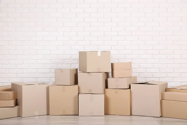 Cajas Cartón Apiladas Sobre Fondo Pared Ladrillo — Foto de Stock