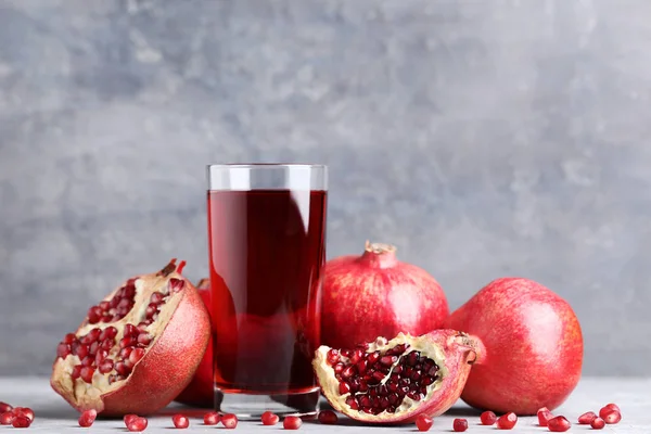 Fruta Jugo Granada Vaso Sobre Fondo Gris — Foto de Stock