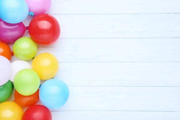 Beyaz Ahşap Arka Plan Üzerinde Renkli Balonlar — Stok fotoğraf