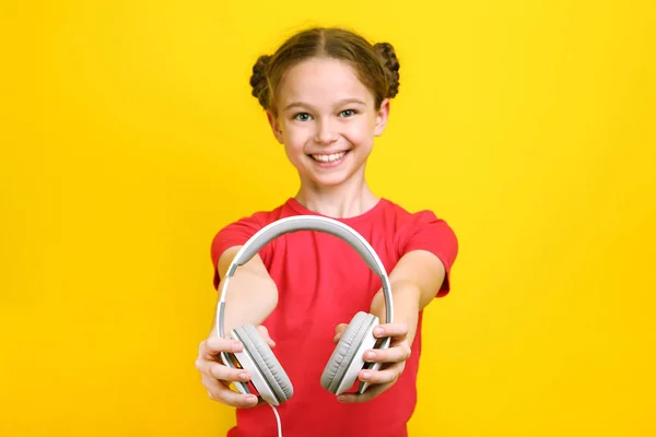 Chica Joven Con Auriculares Sobre Fondo Amarillo — Foto de Stock