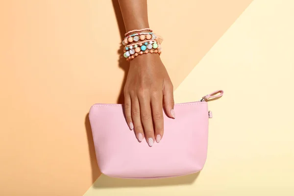 Mão Feminina Com Pulseiras Bolsa Fundo Colorido — Fotografia de Stock