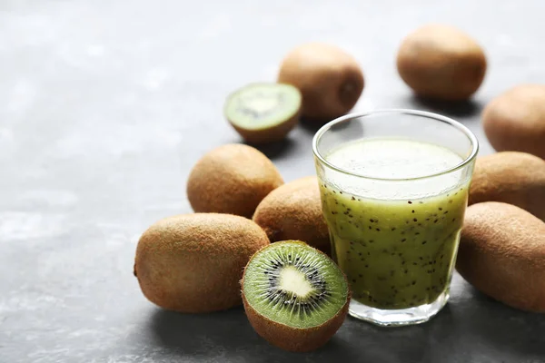 Batido Kiwi Fresco Vidrio Sobre Mesa Madera Gris Con Frutos — Foto de Stock