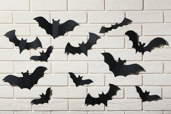 Halloween Papier Vleermuizen Witte Bakstenen Muur Achtergrond — Stockfoto